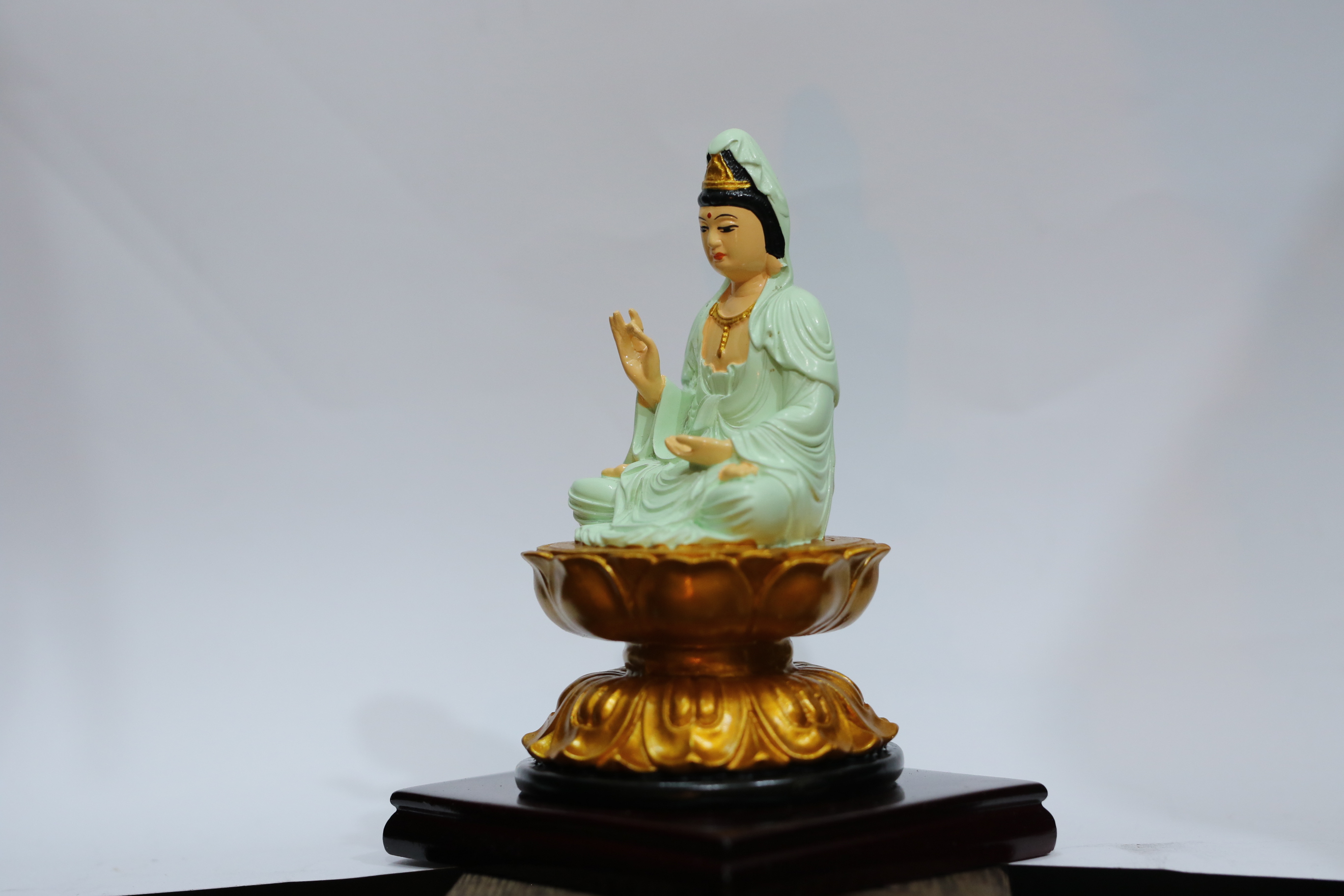 Tượng Quán Thế Âm Ngồi - Sản phẩm có 2 màu lựa chọn