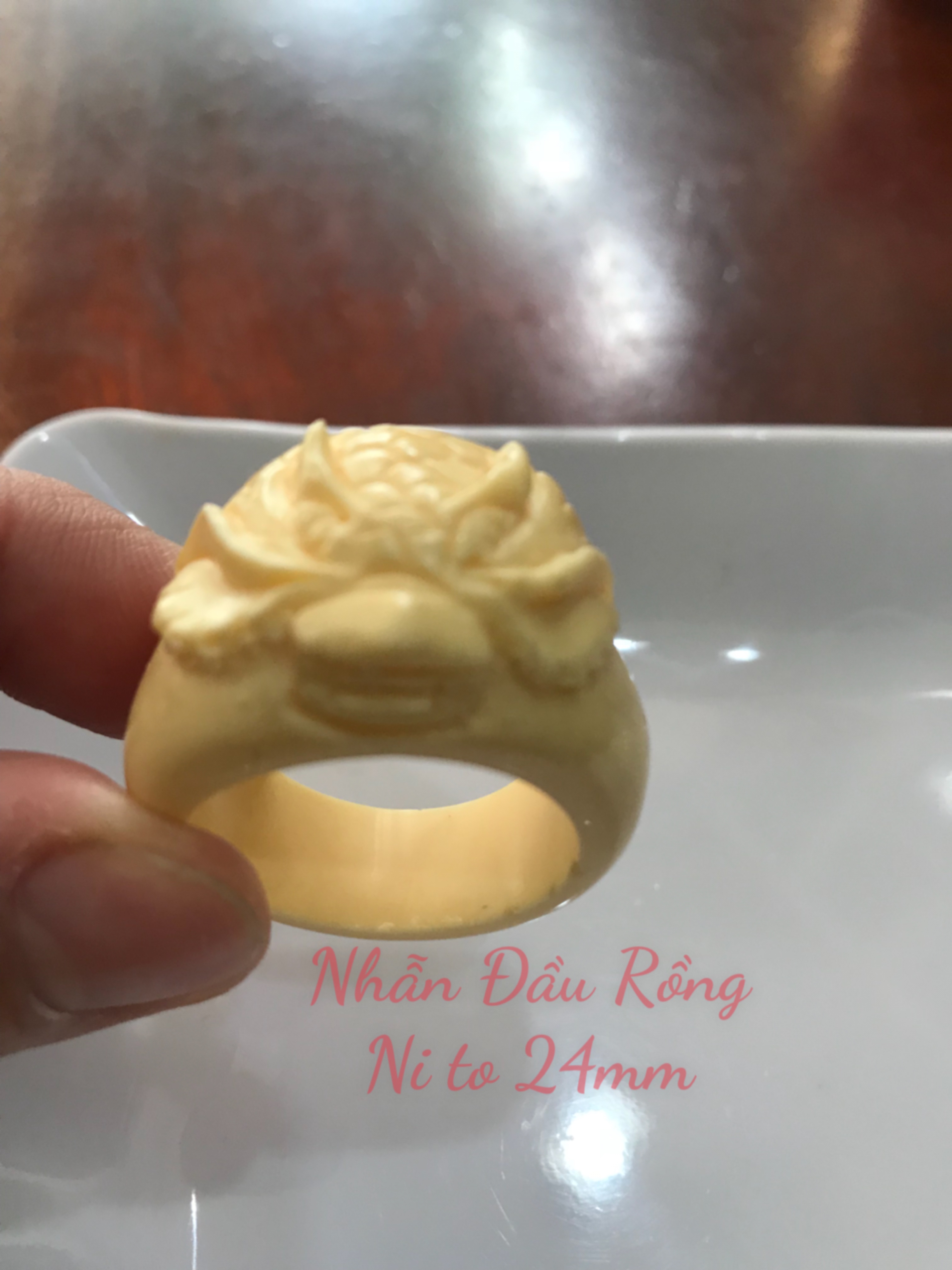 Nhẫn Nam Chạm Đầu Rồng Giả Ngà hay Xương Mỹ Nghệ màu trắng Ni to 24mm Cao 18mm Dầy 5mm Dành Cho Các Anh Nam đeo nhẫn ngón tay cái hay bất kỳ ngón tay nào ni lọt vừa tay là 24mm rẻ vẫn đẹp như thường ạ