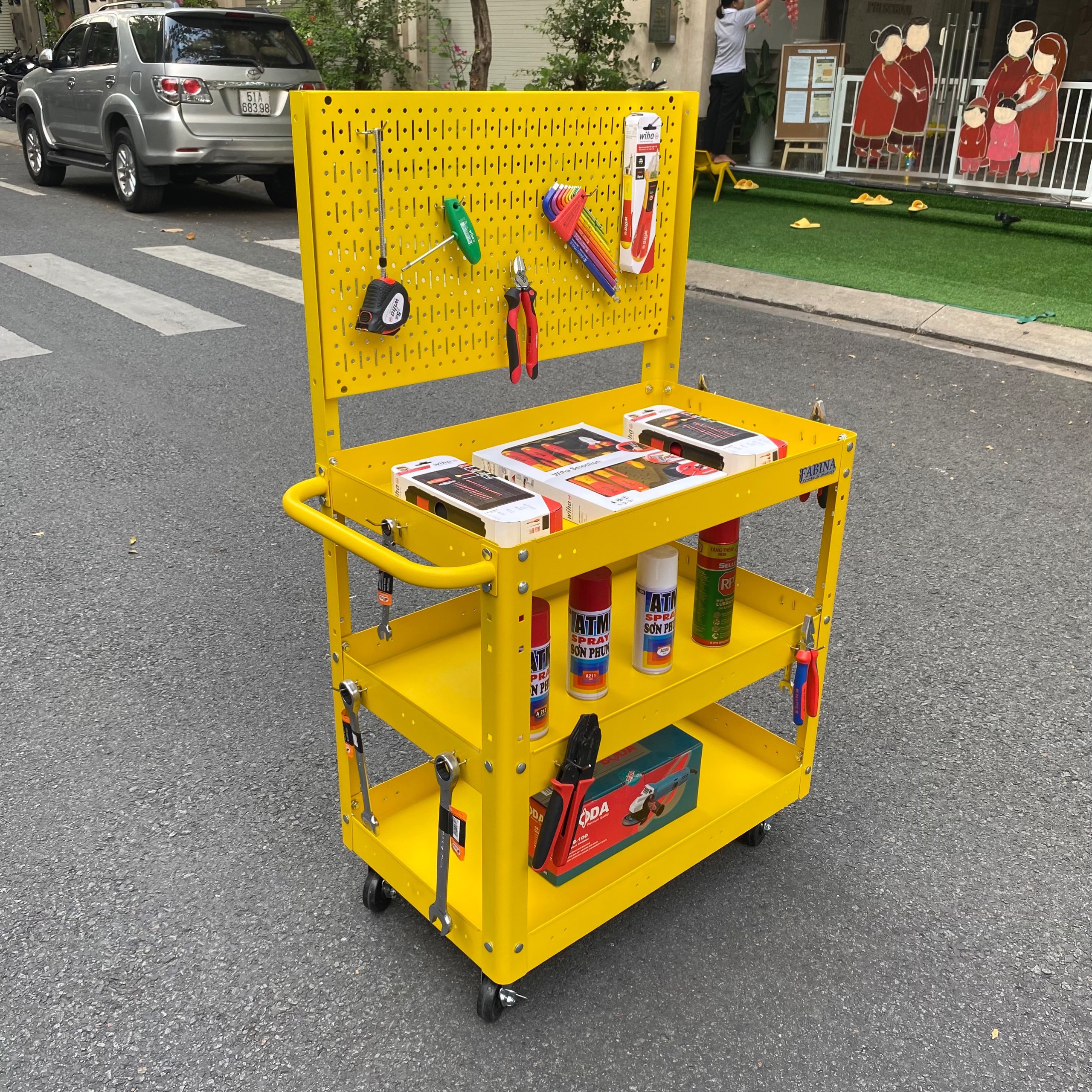 Xe đẩy 3 ngăn vách lưới 72cm vàng FABINA