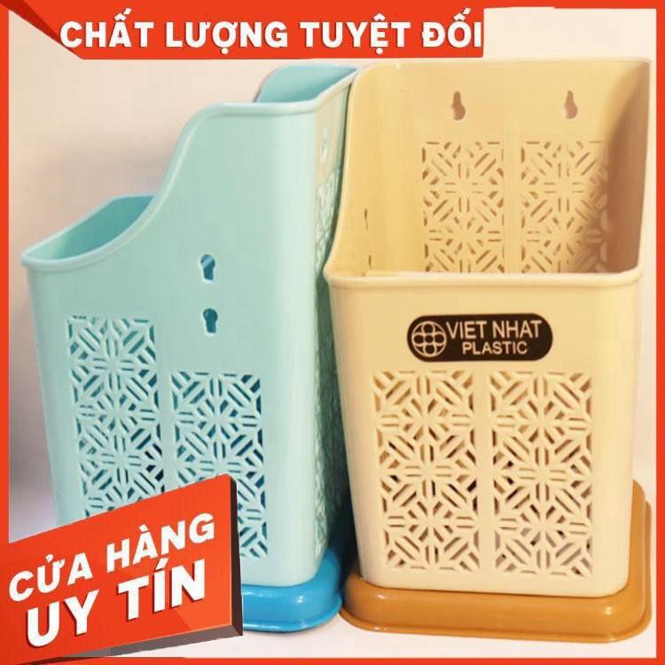 ỐNG CẮM ĐŨA THÌA VIỆT NHẬT HÌNH VUÔNG KÈM LỌ TĂM BẰNG NHỰA
