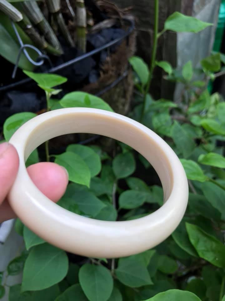 VÒNG TRẮNG NI 54MM x Bản Cao 12mm x Dầy 8mm . VÒNG TAY NỮ ĐEO MÀU TRẮNG GIẢ NGÀ HAY GỌI LÀ XƯƠNG MỸ NGHỆ SIZE 54MM x Bản Cao 12mm x Dầy 8mm NẶNG 50KG - 57KG ĐEO Ạ