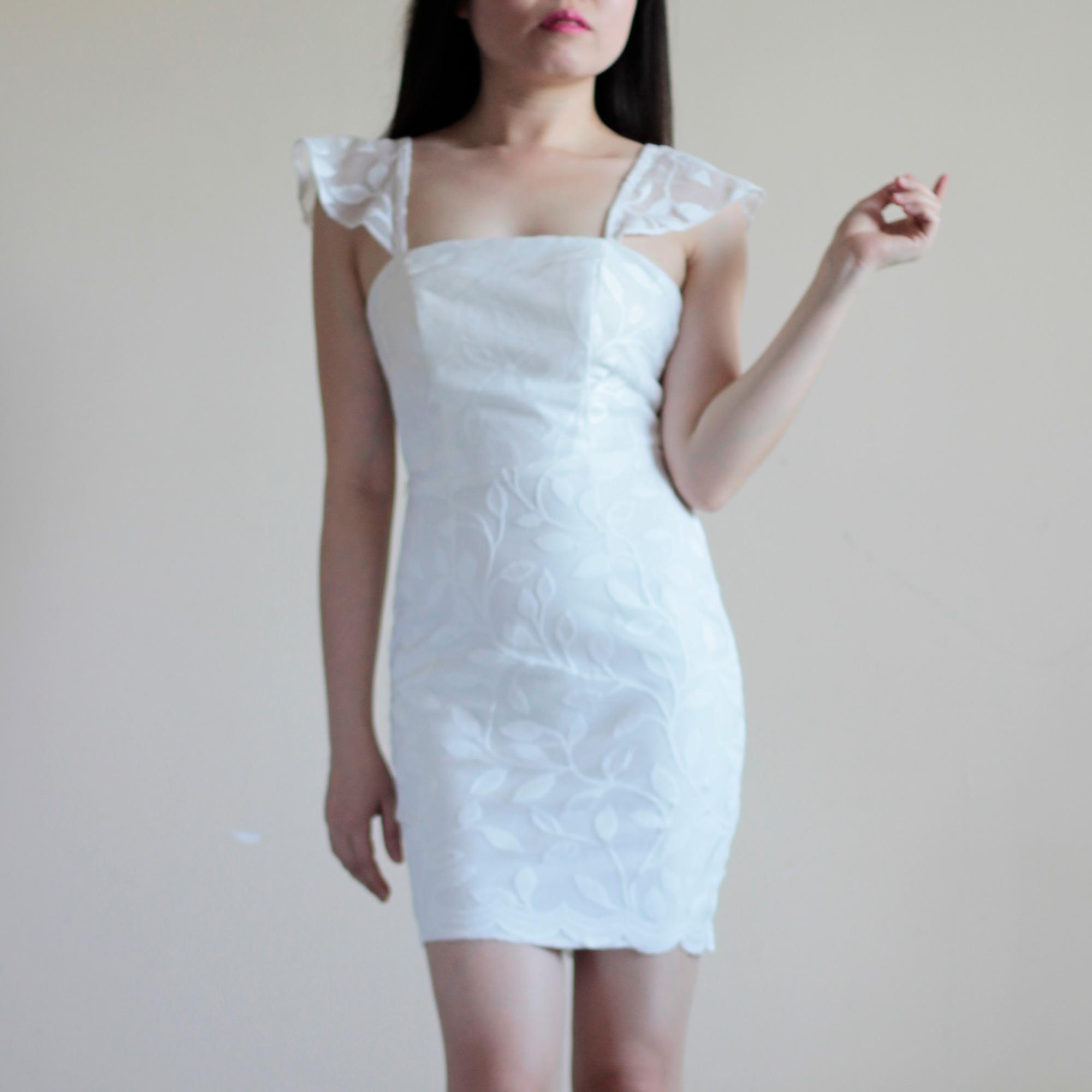 Đầm ren form ôm body màu trắng