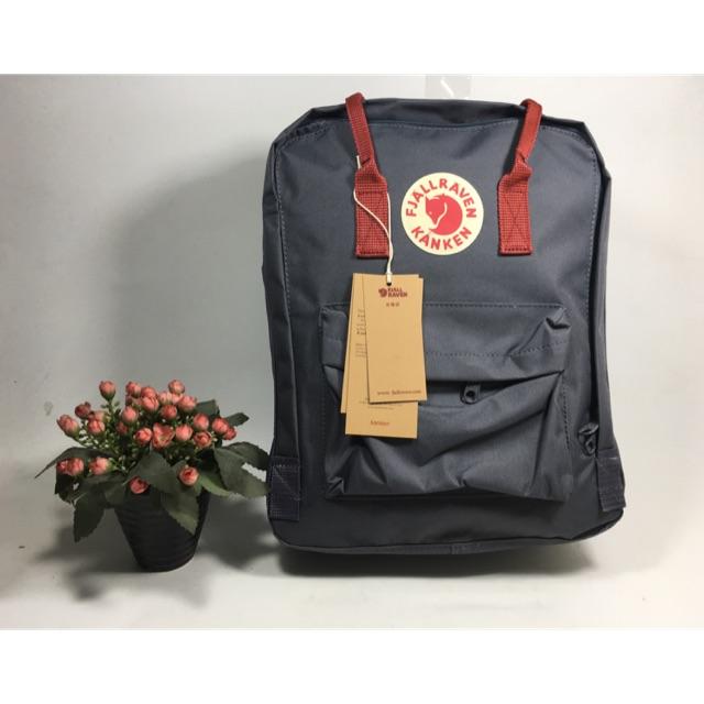 Balo Kanken Classic Ghi sẫm quai đỏ ảnh tự chụp