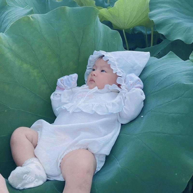 Body Trắng Cổ Thêu Cho Bé Gái 3 Đến 12kg, Bodysuit Bé Gái Kèm Nón Và Giày Chất Đũi Xốp