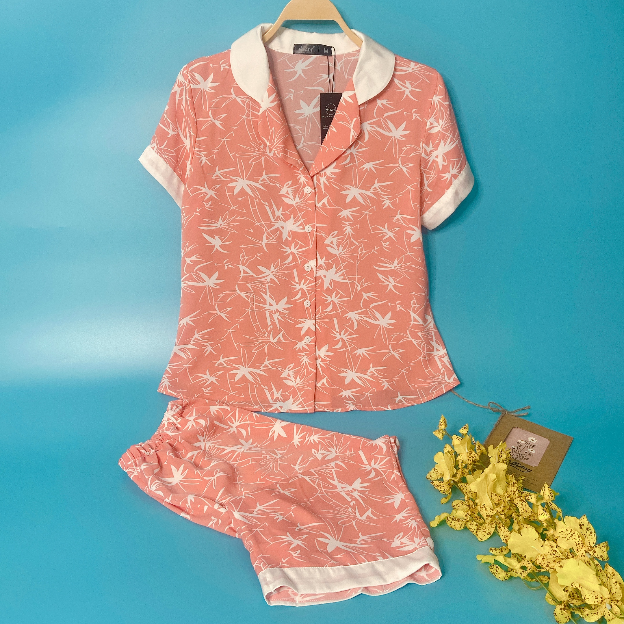 Bộ đồ Pyjama nữ, đồ mặc nhà lụa VILADY - B145 Quần Lửng Tay Cộc Họa Tiết Lá Màu Hồng cam, chất liệu lụa Mango cao cấp