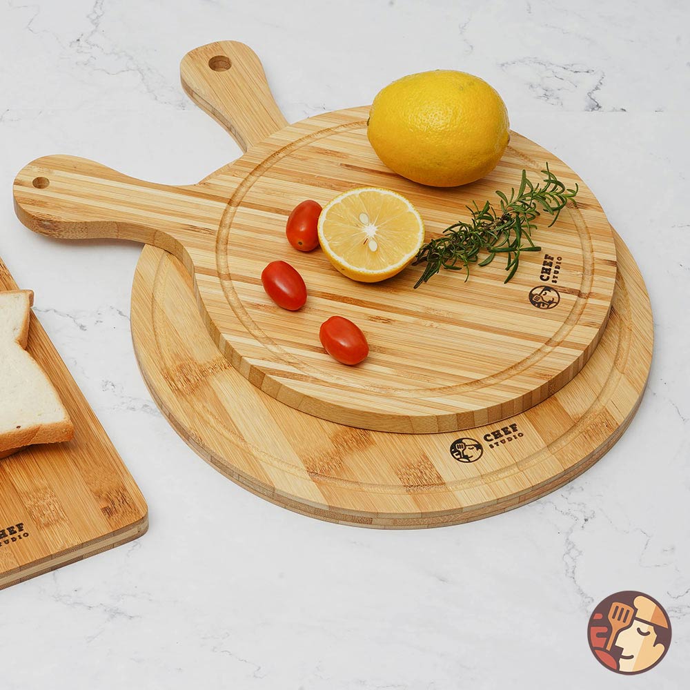 Thớt tre Chef Studio cao cấp hình tròn có rãnh, tay cầm 36x25x1.5cm - CB42, bền bỉ, an toàn cho sức khỏe, dùng cắt thái và bày trí đồ ăn