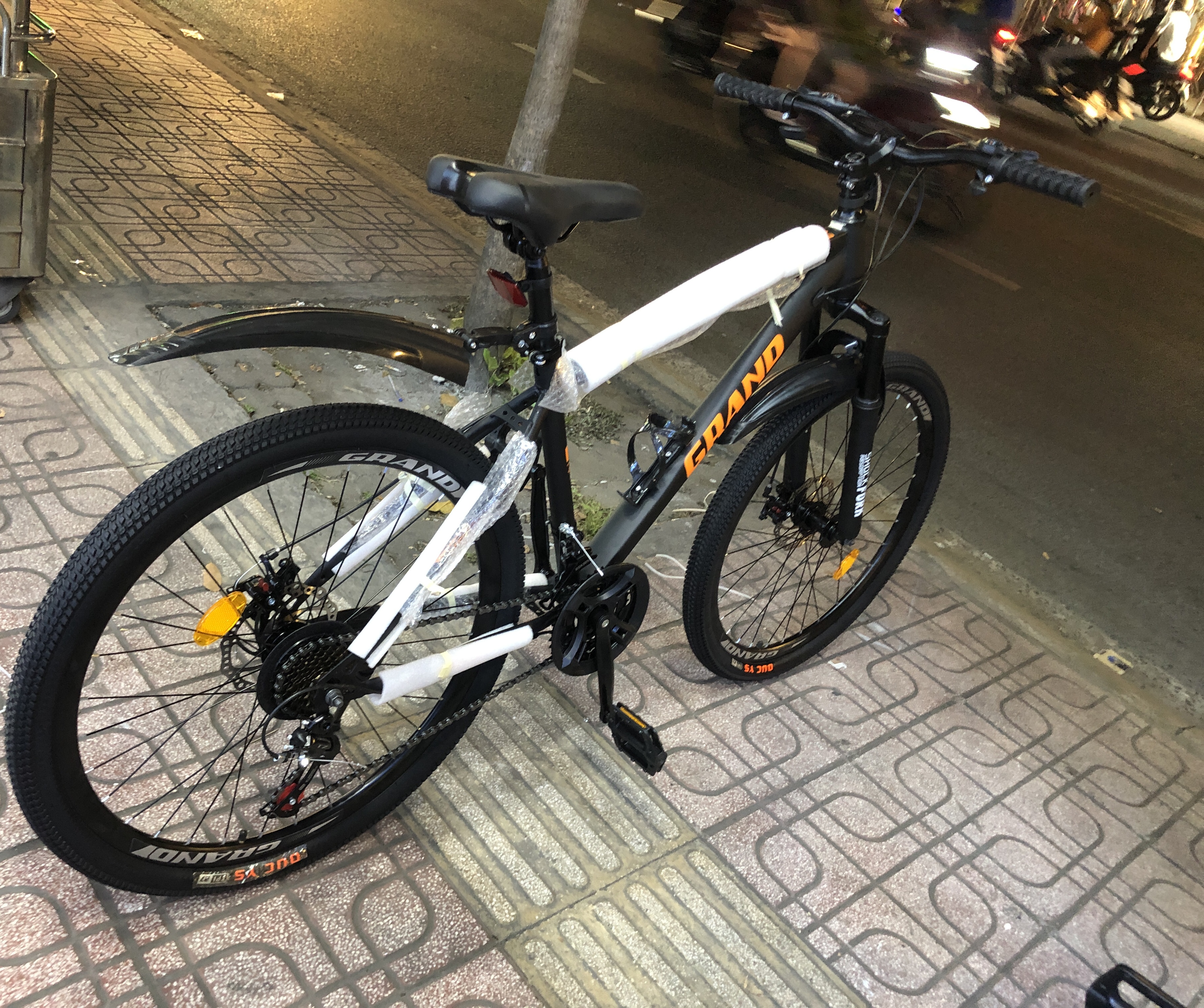 Xe đạp THỂ THAO XDLIM, KHUNG BẰNG NHÔM ( NHƯ HÌNH) 655 HUỲNH TẤN PHÁT Q7 ĐT 0914701952