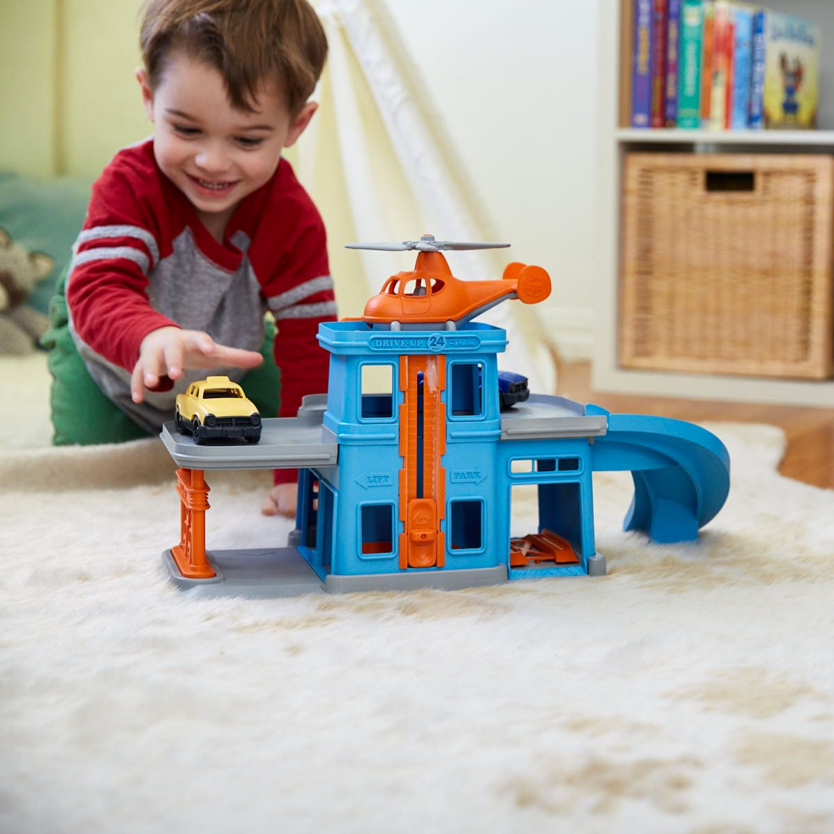 Bộ Đồ Chơi Trạm Sửa Xe Và Đỗ Trực Thăng Green Toys Cho Bé Từ 3 Tuổi