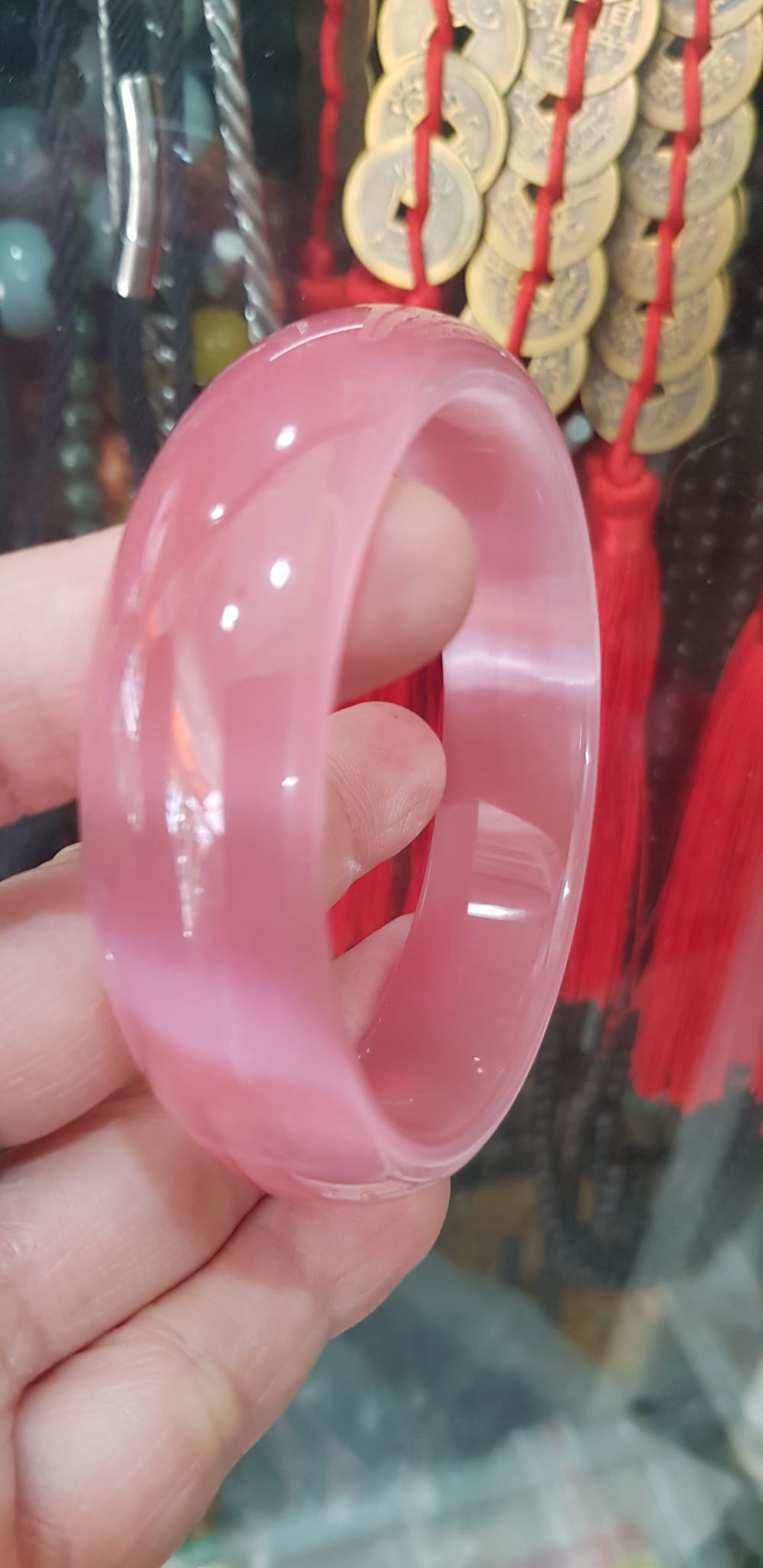 Vòng tay nữ đá mắt mèo Bản Hẹ Trắng mới Ni 60mm x Cao 18mm x Dầy 7mm Màu hồng tươi bóng sáng đẹp hợp Nữ mệnh hoả mệnh thổ Nữ 56kg - 65kg đeo ạ