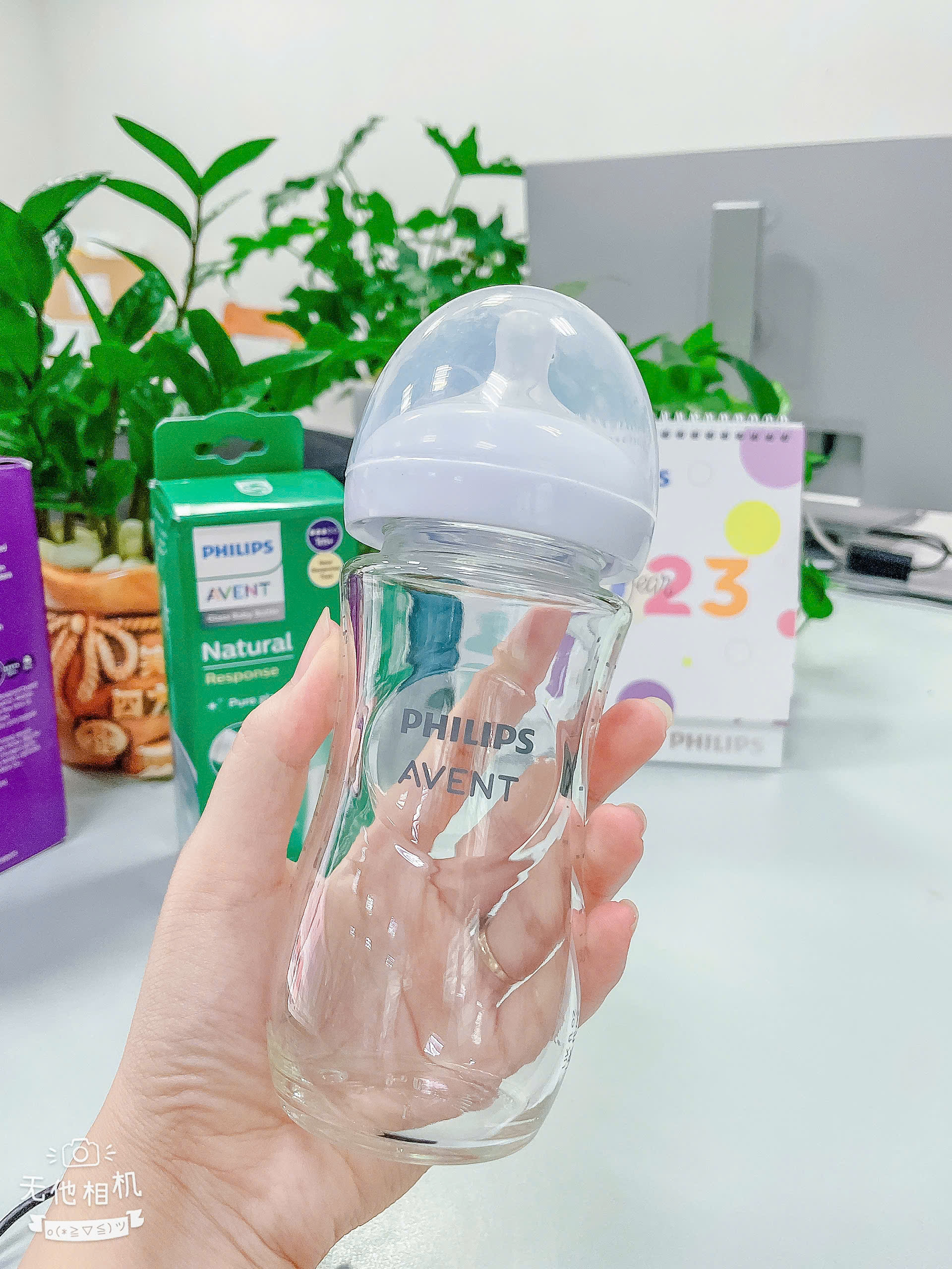 Philips Avent bình sữa thủy tinh mô phỏng tự nhiên mới 240ml bé từ 1 tháng SCY933/01