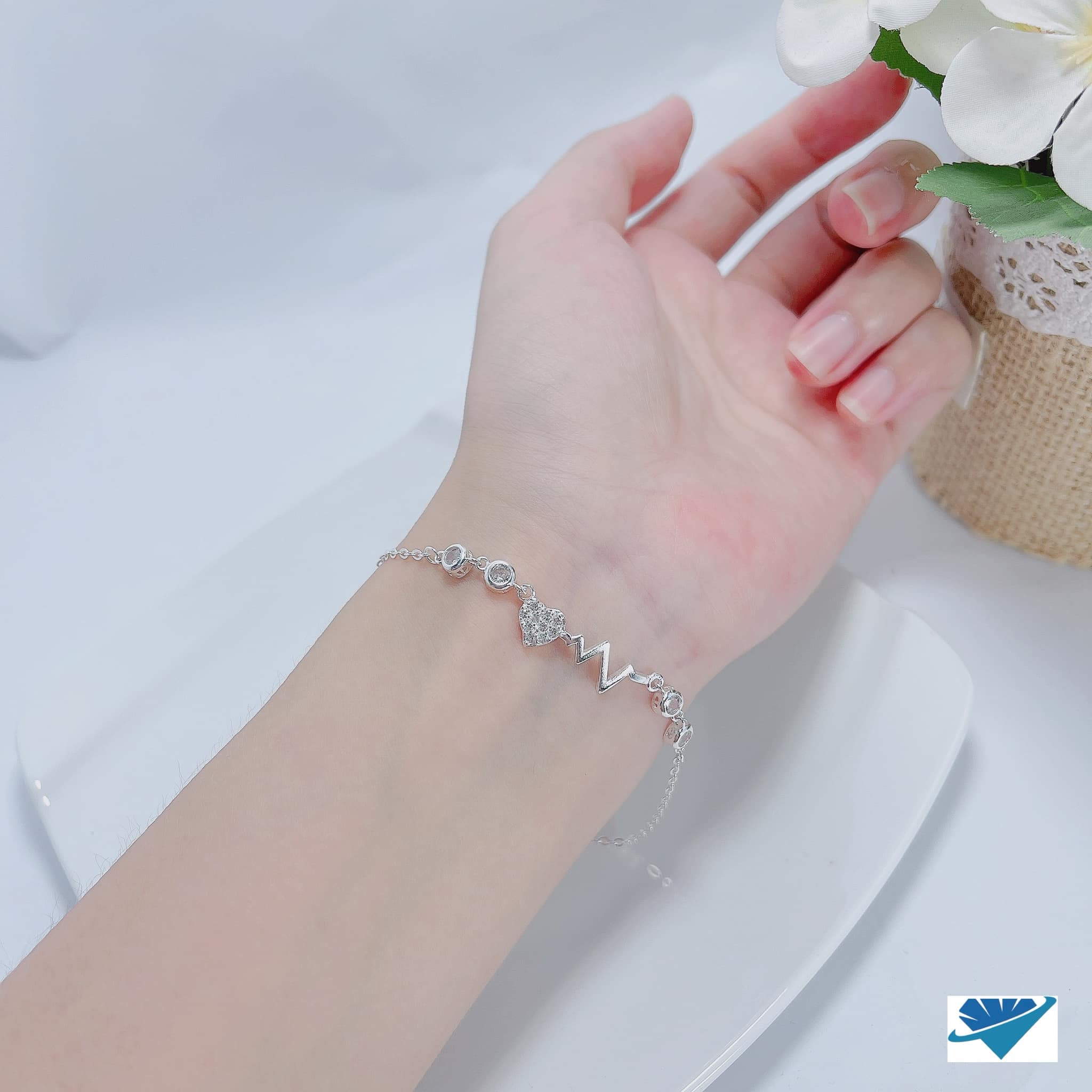 Lắc tay nữ hình nhịp tim chất liệu bạc MS75a