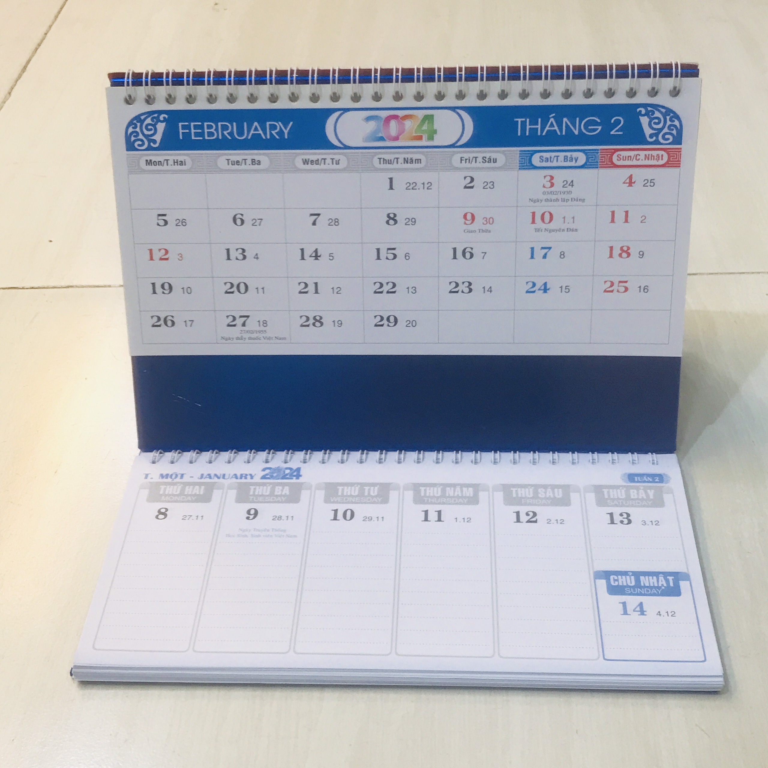 Lịch Để Bàn 2024 Chữ A 2 LOXO 24*16 cm - Mẫu Ngẫu Nhiên