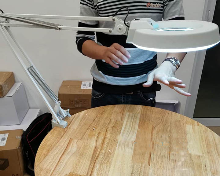Kính lúp kẹp bàn có đèn LT-86A 10x