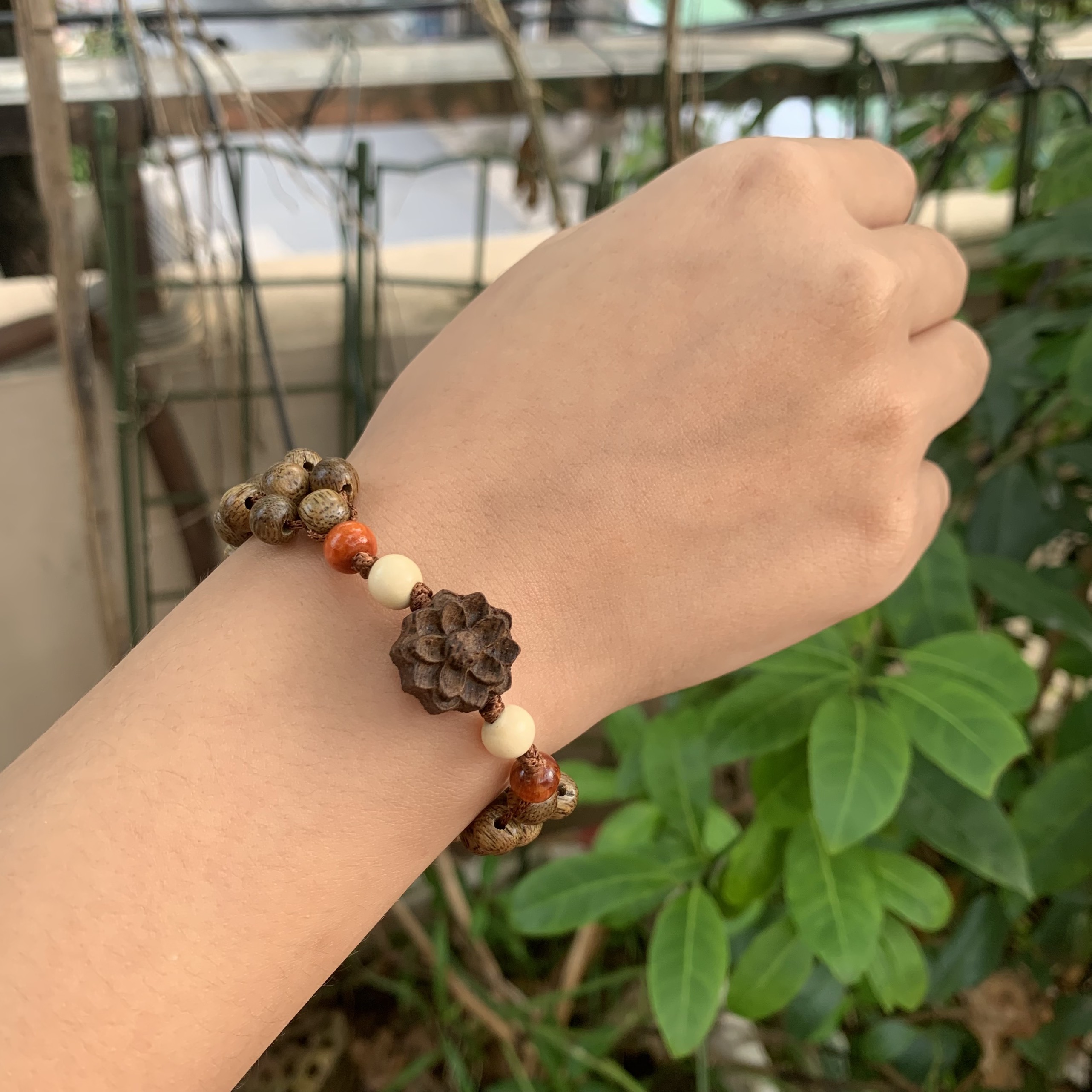 Vòng tay gỗ trầm hương mix Hoa sen (BH697) An Yên - Thịnh Vượng - Trầm Tốc Việt - Bracelet of HAHANCO