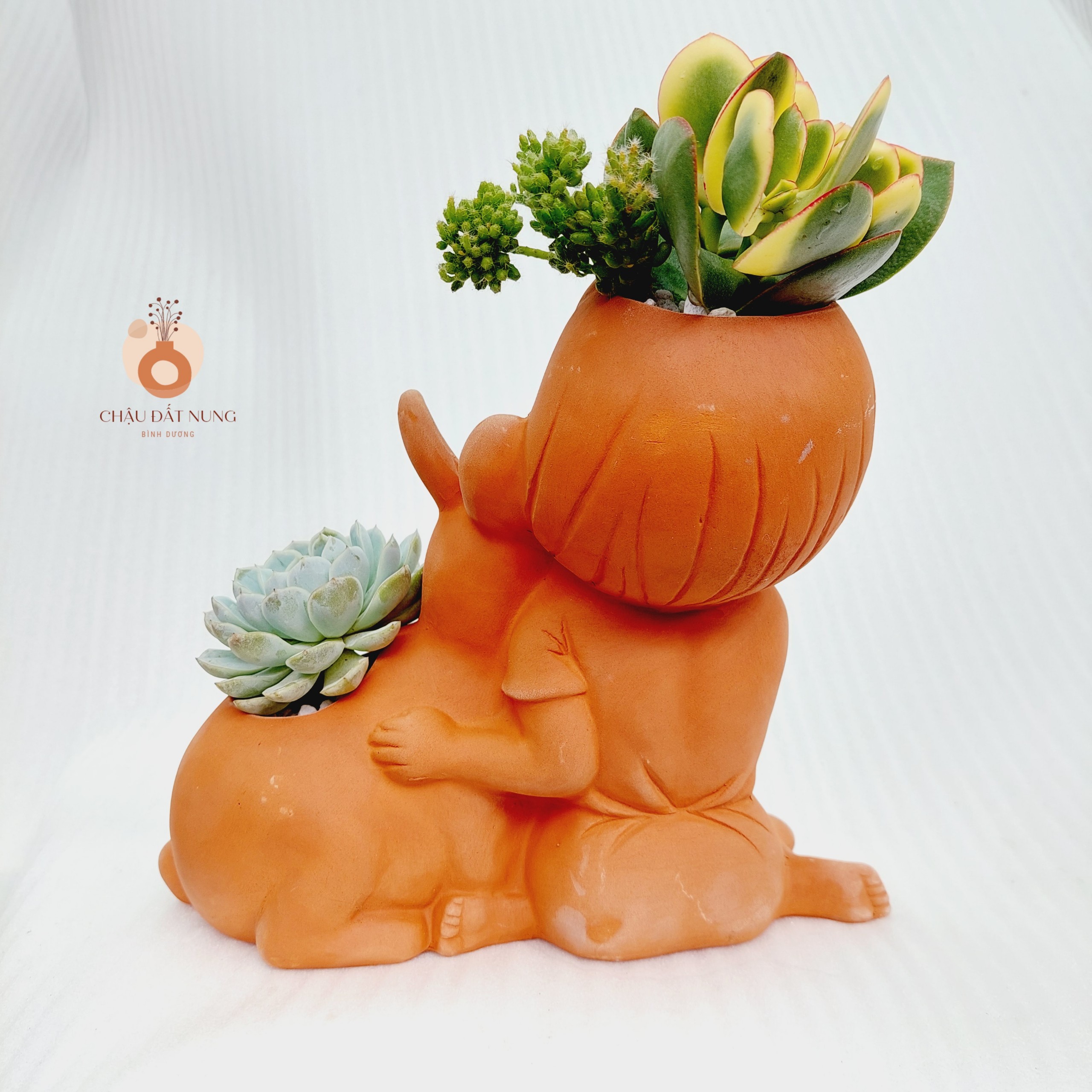 Chậu đất nung Bình Dương - Cô gái Serena và bạn thỏ, miệng chậu 8cm, chiều cao 23cm