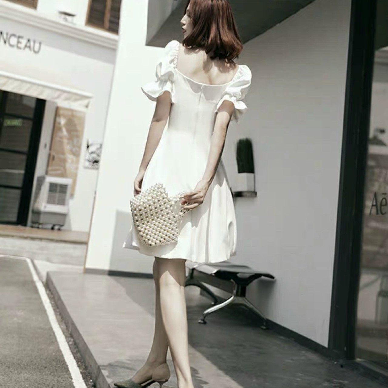 Đầm trắng cổ vuông tay bo form ngắn