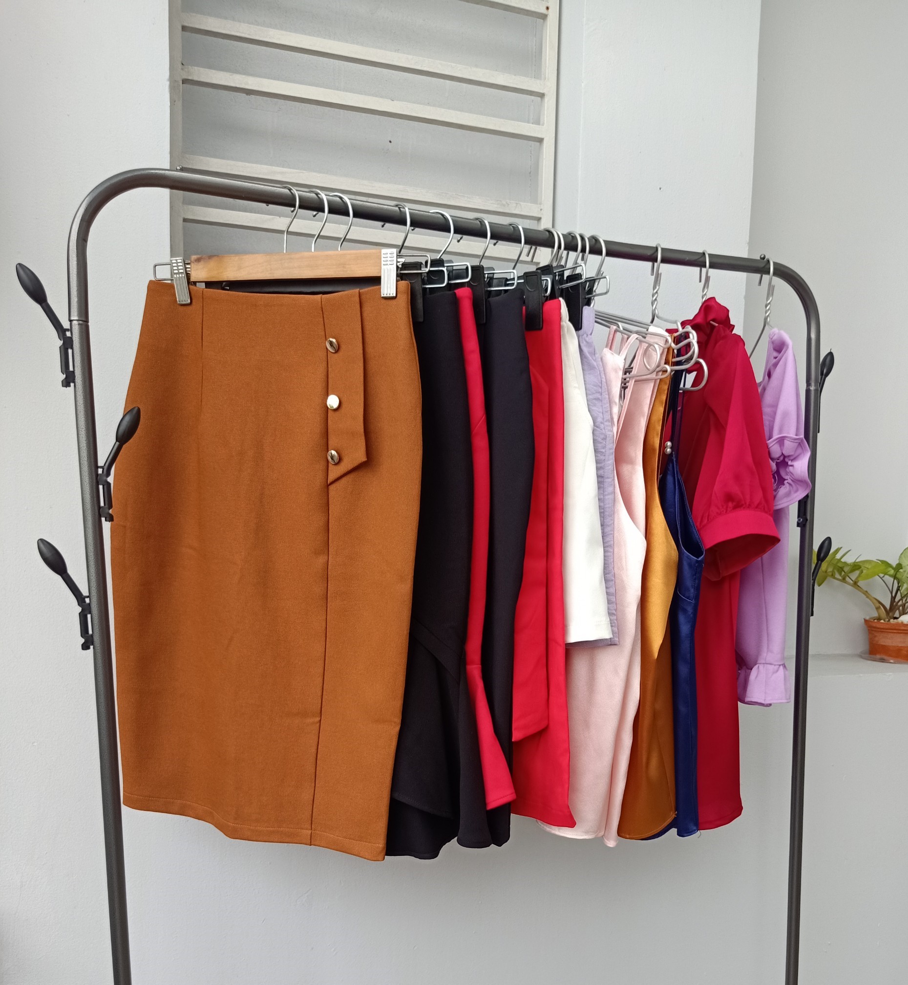 Chân váy bút chì công sở lưng cao, phối nút phong cách trẻ trung, thanh lịch - NEW DESIGN CV0024