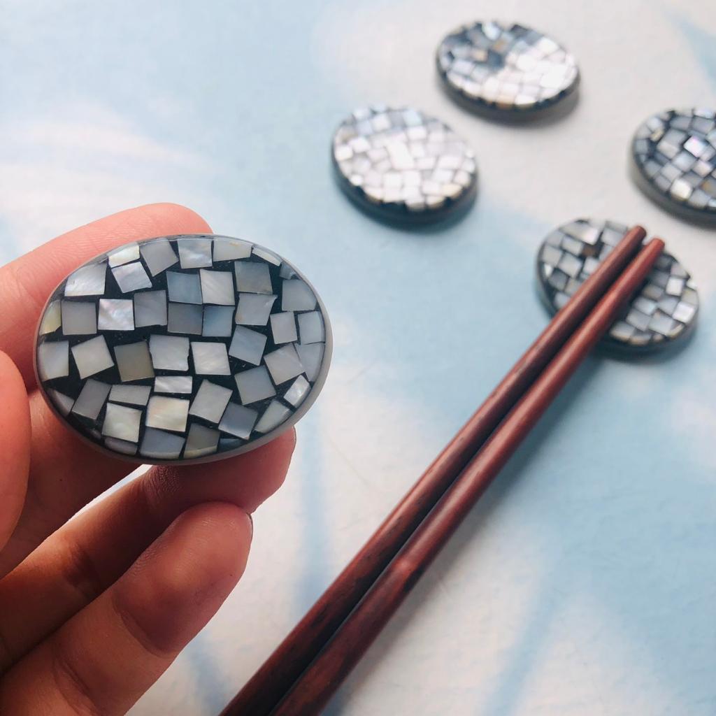 Gác Trai Oval Khảm Xà Cừ Dùng Kê Đũa, Thìa, Phụ Kiện Bàn Ăn, Nhà Hàng, Khách Sạn Đẹp Mắt Của Craft Closet