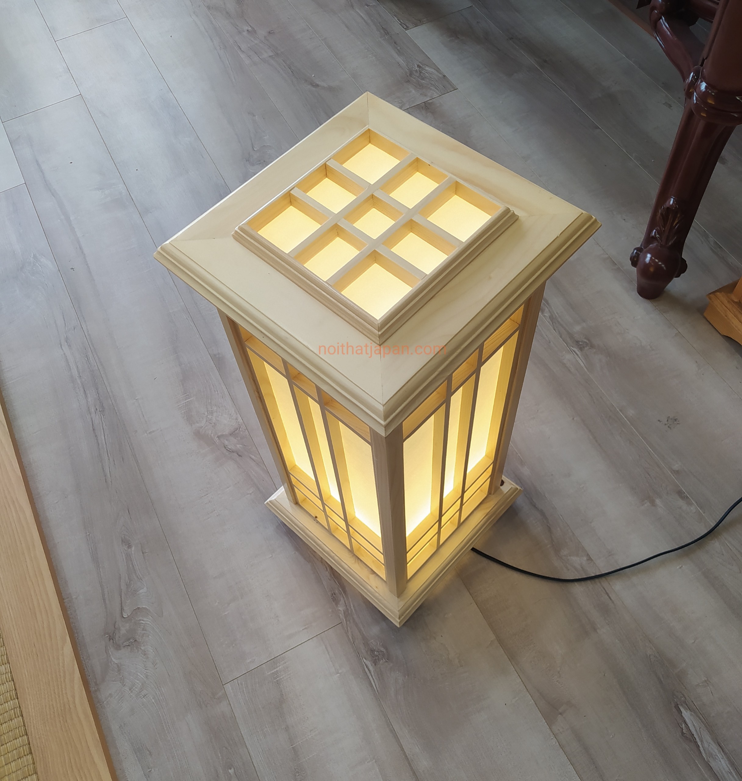 Đèn gỗ để sàn phòng trà Nhật, đèn gỗ phòng thiền, chất liệu gỗ tự nhiên kết hợp tấm Shoji Nhật kt 25*25*55cm, màu vàng sáng gồm đèn léd