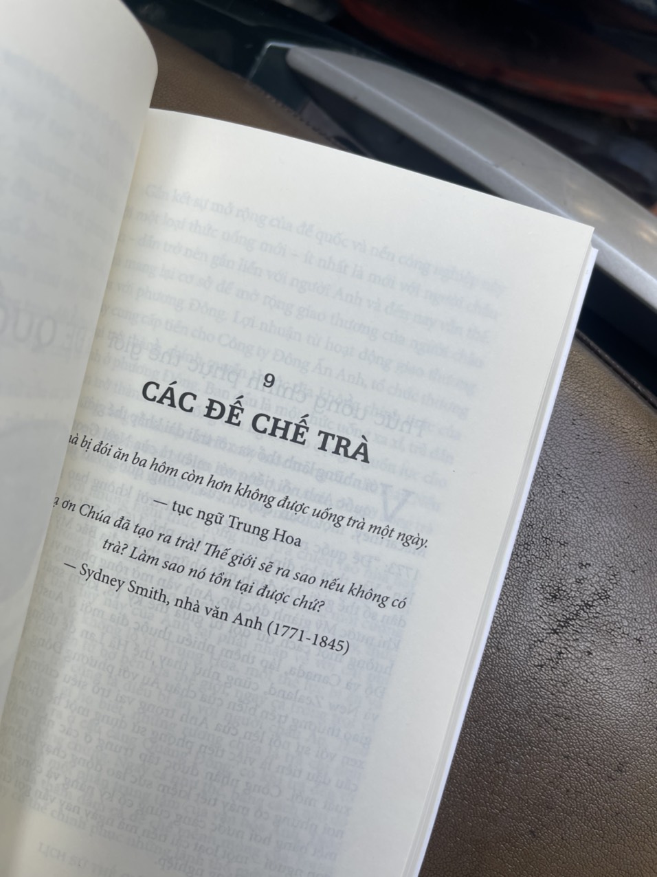 (The New York Times Bestseller) LỊCH SỬ THẾ GIỚI QUA 6 THỨC UỐNG: A HISTORY OF THE WORLD IN 6 GLASSES – Tom Standage – Miên Túc dịch – Huy Hoang Books phát hành - NXB Dân trí (Bìa mềm)