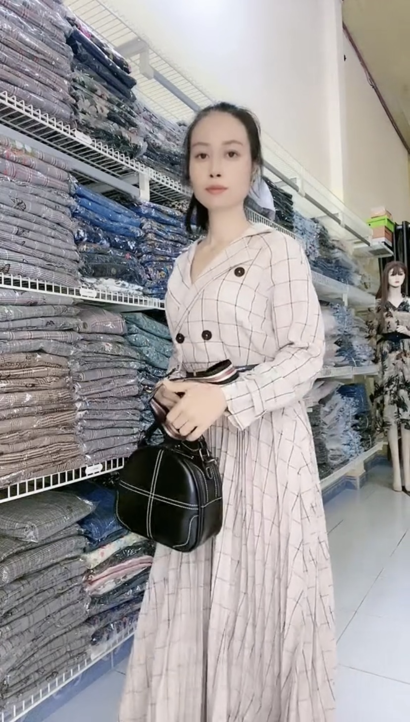 Đầm vest xếp ly họa tiết kẻ sọc là một trong những style công sở thanh lịch được chuộng hiện nay