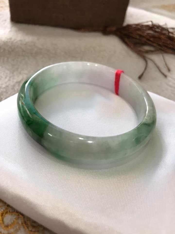 VÒNG ĐÁ CẨM THẠCH TỰ NHIÊN BẢN HẸ T LÝ SAO 48 SIZE VÒNG 48MM MÀU TRẮNG TRONG ÁNH XANH LÝ ĐẬM NỮ TAY NHỎ ĐEO
