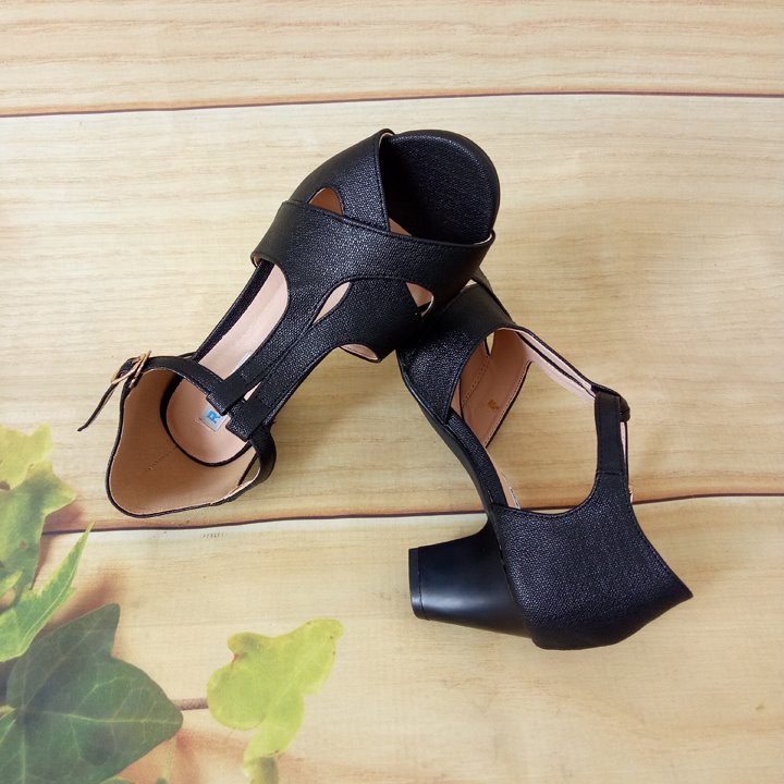 Giày sandal nữ cao gót 5 phân hàng hiệu rosata màu đen thời trang ro45