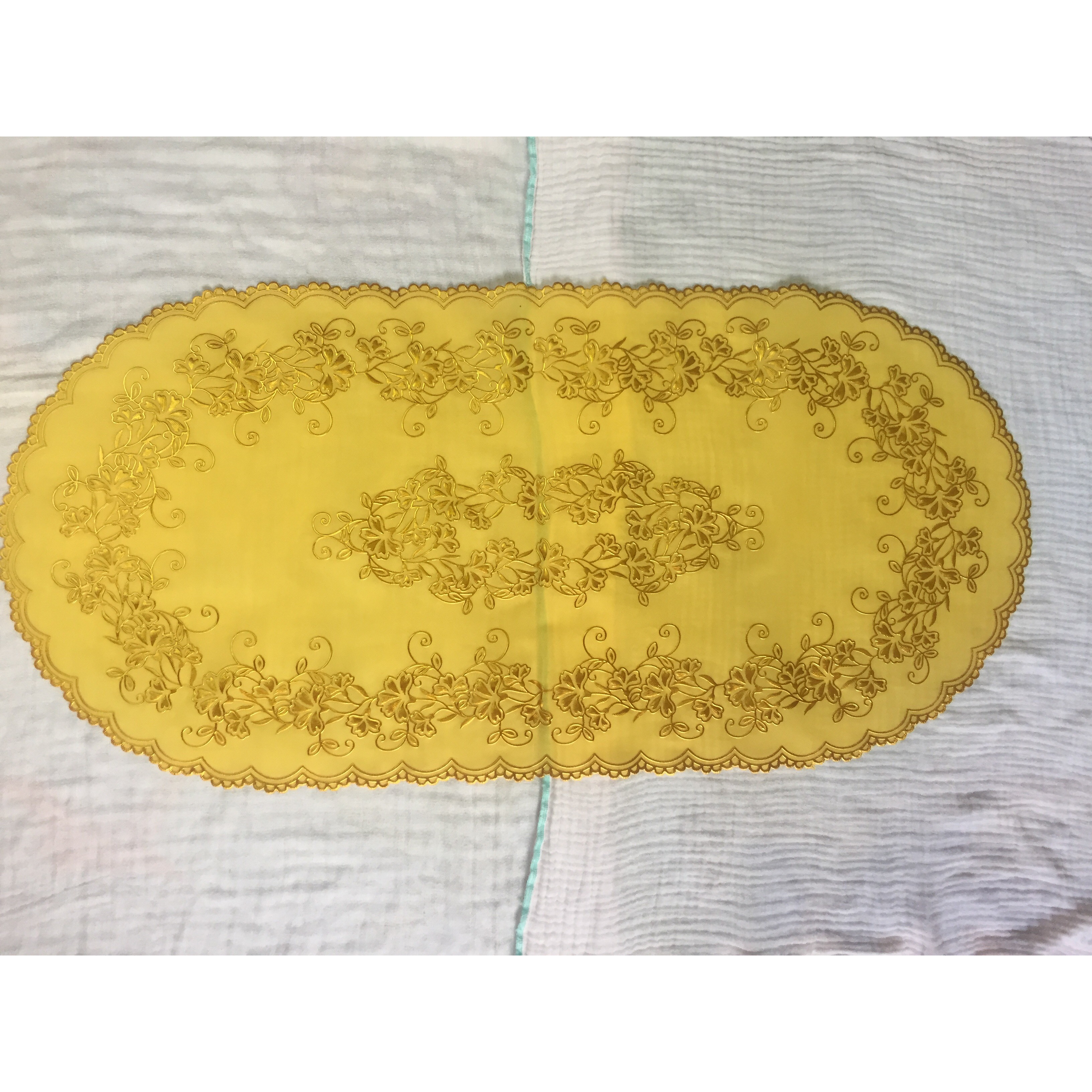 Khăn trải bàn salon hình oval 40 x 84cm nhũ vàng