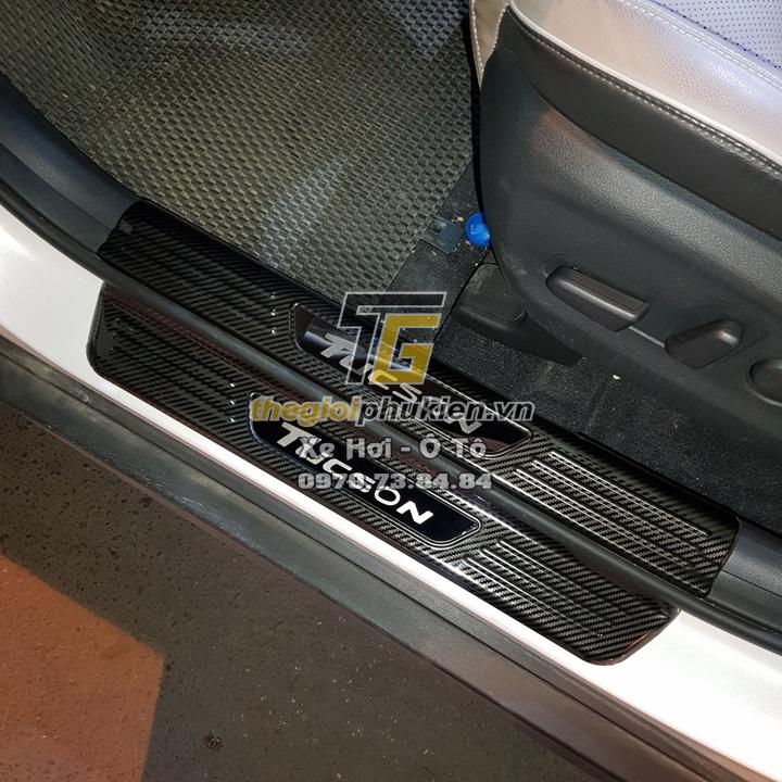BỘ SẢN PHẨM Nẹp bước chân và ốp chống trầy cốp trong Hyundai Tucson 2016-2018 - Mẫu vân Carbon