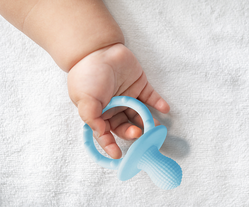 MinikOiOi Gặm nướu tay cầm bằng silicone cao cấp giúp giảm đau và ngứa nướu cho bé