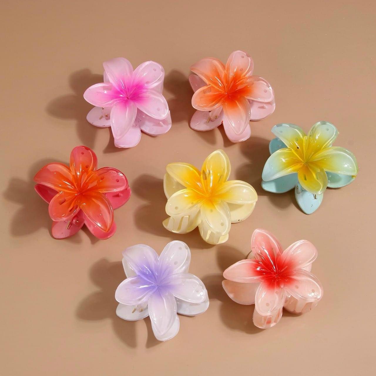 Kẹp tóc hoa sứ 7cm chất liệu nhựa phủ bóng, màu sắc giao ngẫu nhiên- hàng chính hãng