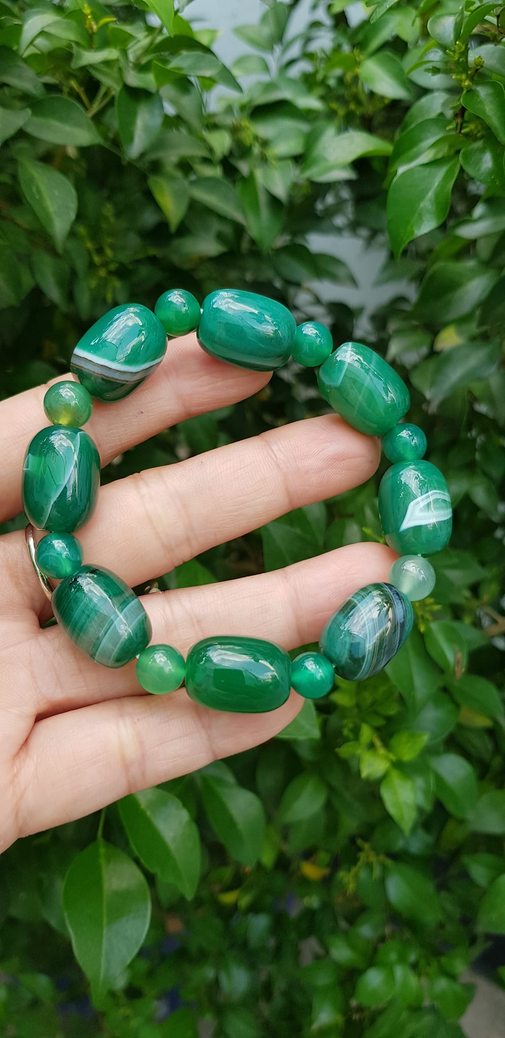Vòng tay nữ đá mã não xanh cánh sen đậm phối kiểu hạt thống hạt tròn Size hạt 13mm Màu xanh cánh sen đậm vân tự nhiên rẻ xinh đẹp ạ