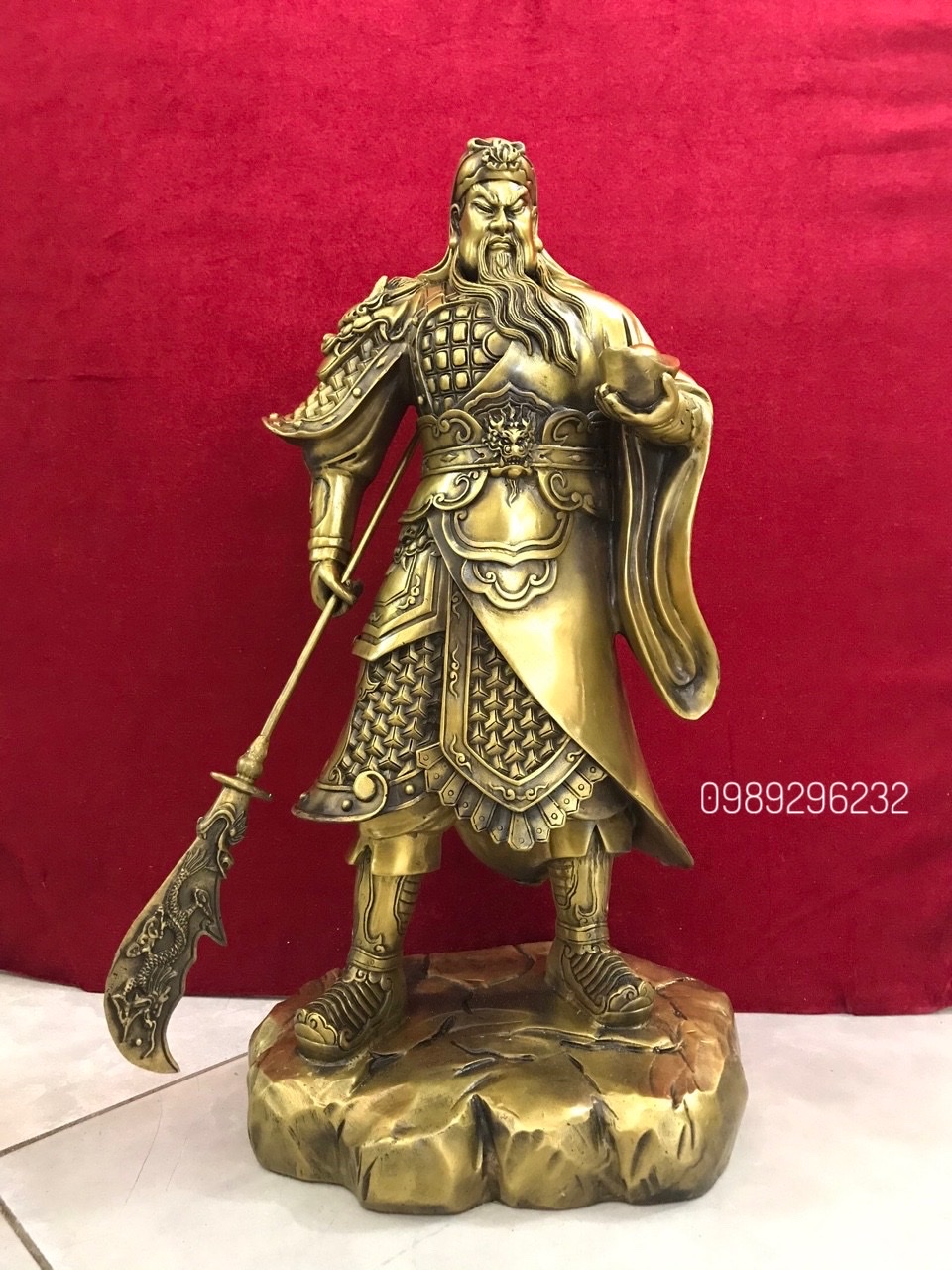 Tượng quan công đứng càm thỏi vàng bằng đồng