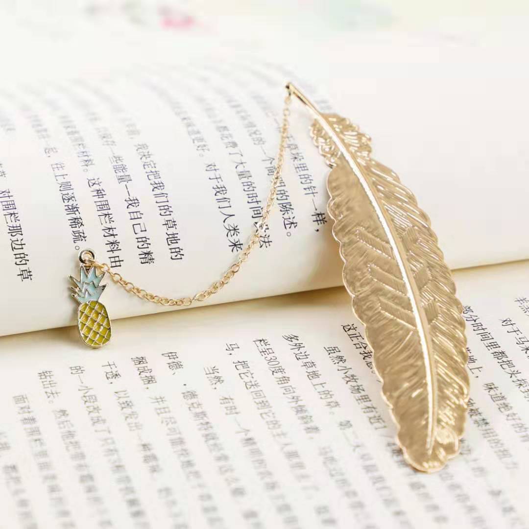 Bookmark Kim Loại Đánh Dấu Sách Hình Lông Vũ Dây Treo - Trái Dứa