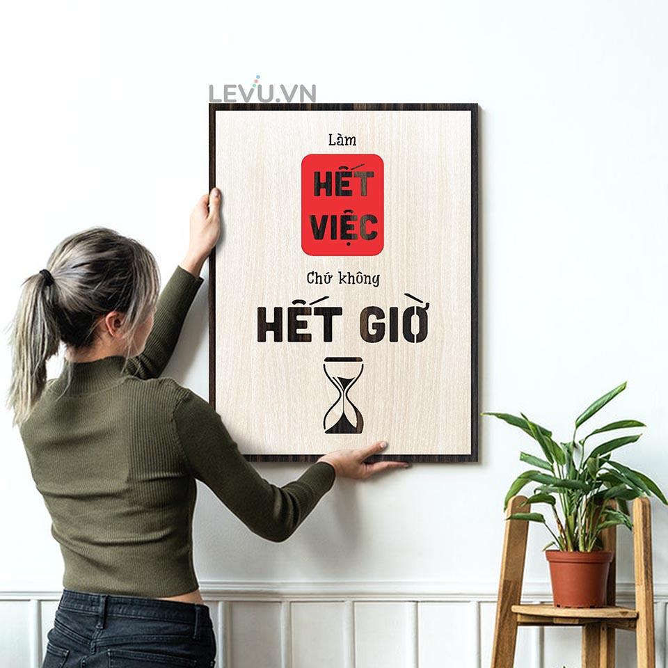 Tranh treo tường gỗ LEVU LV119 "Làm hết việc chứ không hết giờ"