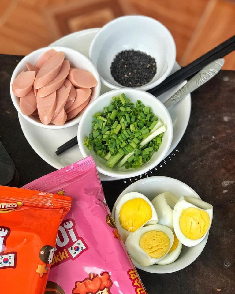 Bánh Gạo Topokki Hình Hoa Sao Tim Kèm Xốt Dầu Mè - Nhập Khẩu Hàn Quốc Vị Hot
