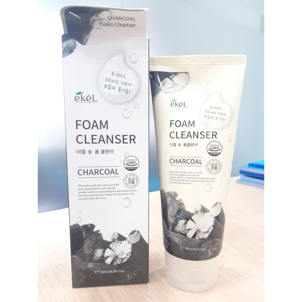 Sữa rửa mặt chiết xuất Than hoạt tính - Ekel Foam Cleanser Charcoal 180ml (Tặng 2 mặt nạ Jant Blanc)