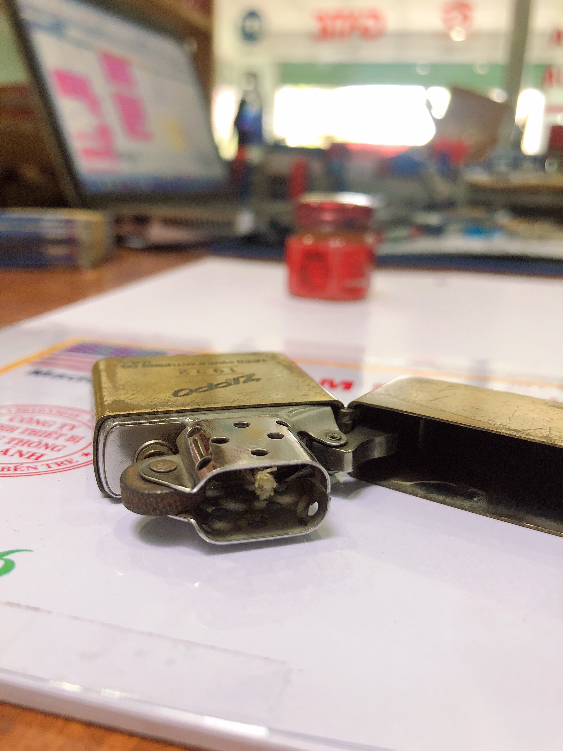 Bật lửa Zippo Mỹ Solid Brass, Khắc ăn mòn chủ đề ZIPPO MANUFACTURING CO.U.S.A, Mộc chữ xéo, Hàng chính hãng