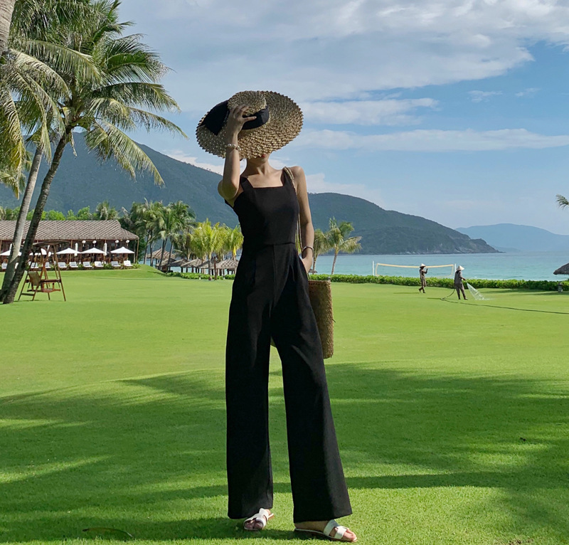 Jumpsuit đen đơn giản