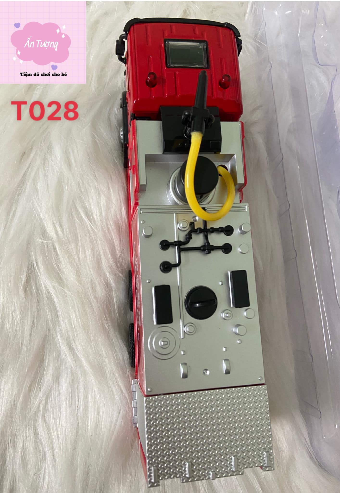 Đồ chơi mô hình xe cứu hỏa phun nước thật, đầu xe bằng kim loại chi tiết sắc sảo, chạy đà rất xa