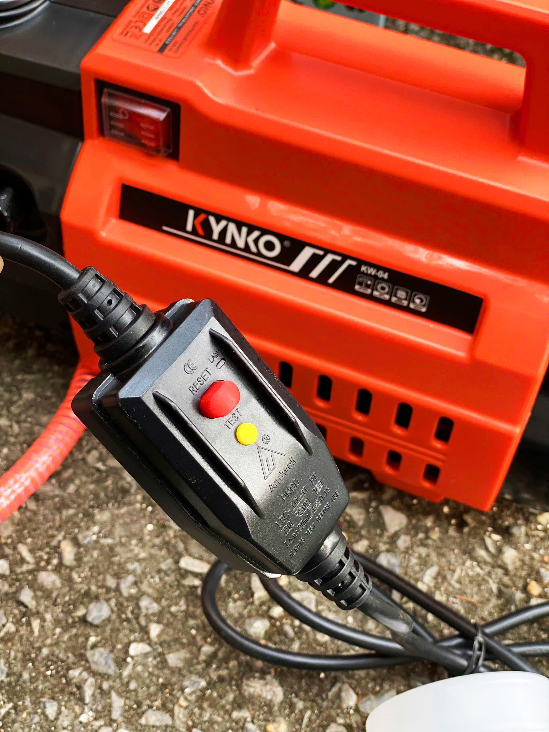 Máy rửa xe áp lực cao nhập khẩu chính hãng Kynko KW04 siêu bền