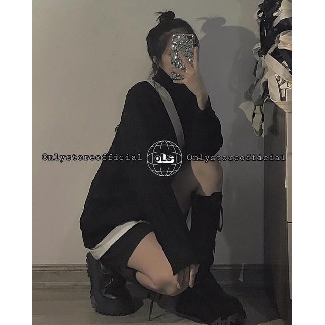 Áo len cổ lọ đen và quần đùi kaki đen