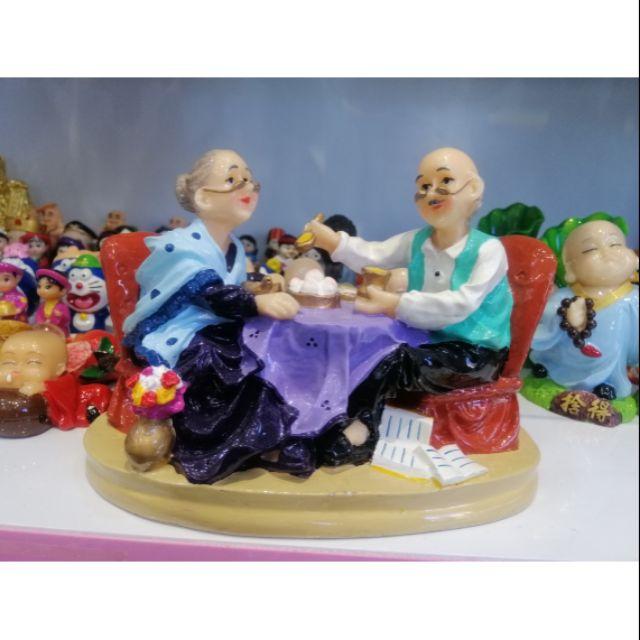 Tượng ông bà già bàn ăn