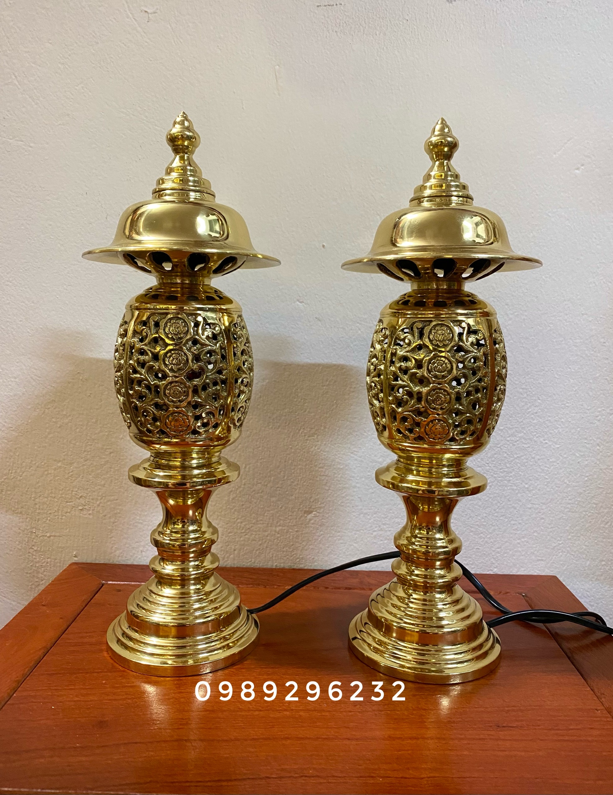 Đôi đèn thờ bằng đồng cao 33cm