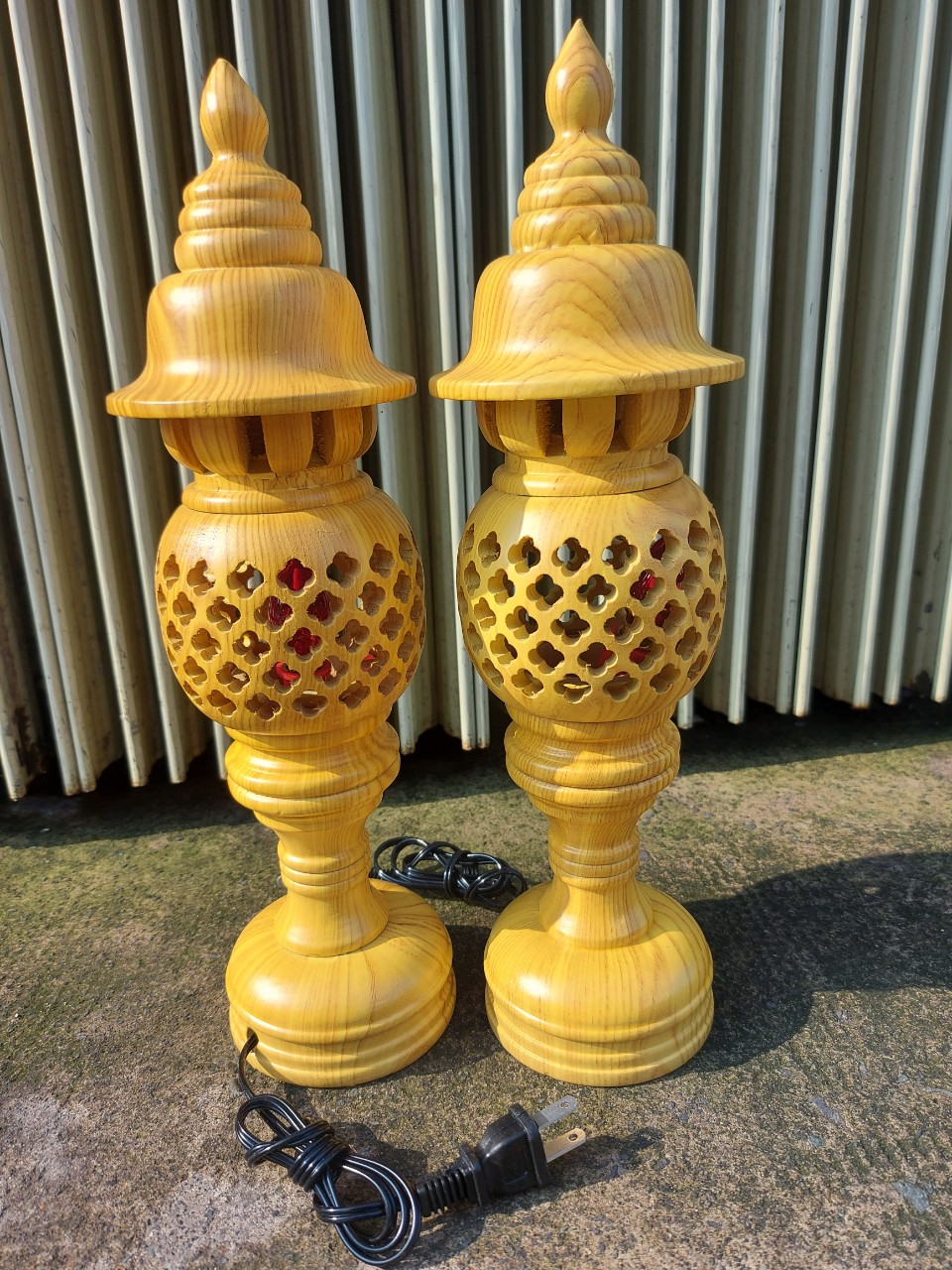Đèn thờ tổ ong-Đèn thờ gỗ cao 34cm - màu vàng vân gỗ đẹp