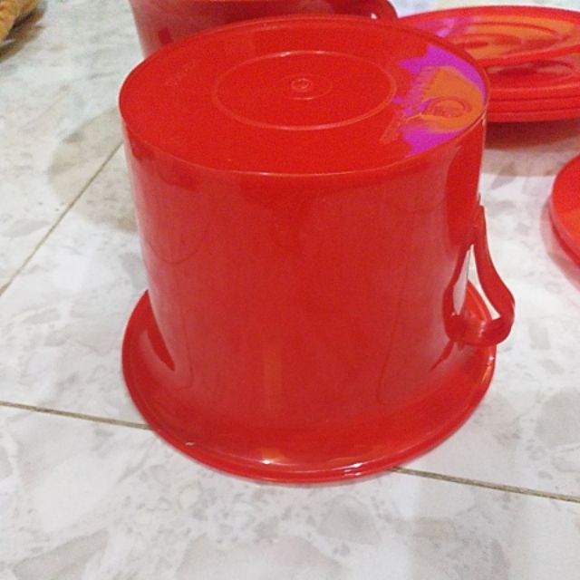 Bô vệ sinh tròn bằng nhựa có tay cầm và nắp đậy