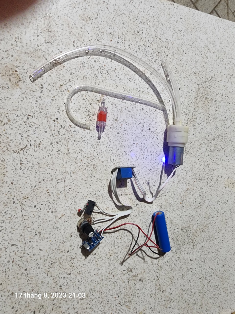 Bộ rót rượu tự động dùng pin ráp sẵn như hình