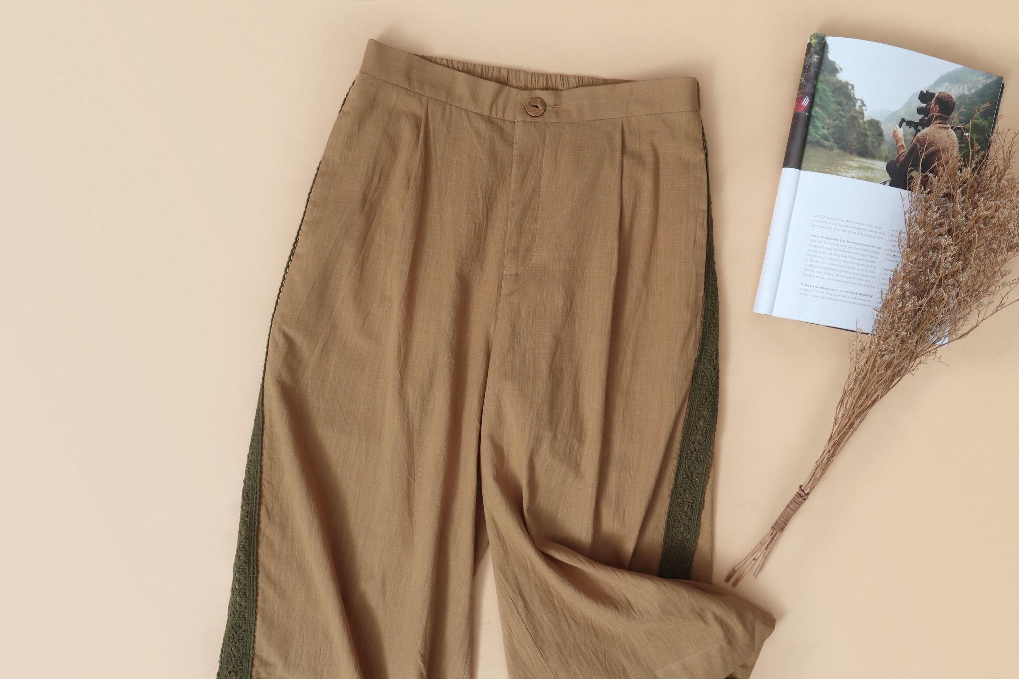Quần suông lửng Linen phối ren sườn KACHISA màu vàng đất