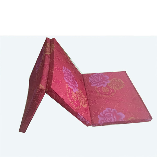 Đệm mút xốp dày 5cm có 2 màu: nền đỏ kèm hoa văn và nền xanh kèm hoa văn