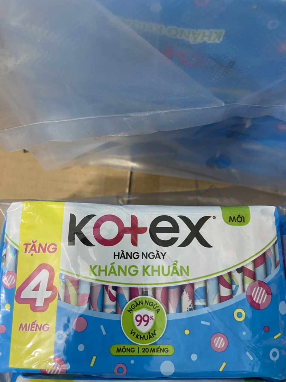 Combo 8 Gói Băng Vệ Sinh Kotex Hàng Ngày Kháng Khuẩn - Mỗi Gói 20 Miếng- Mẫu mới